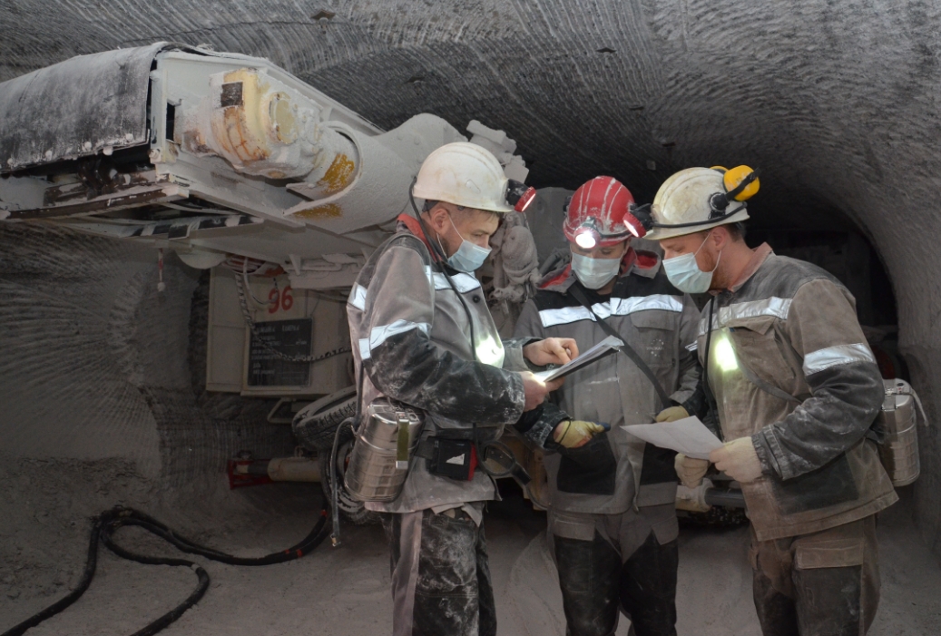 Комбайновая бригада сверяет правильность движения комбайна с маршрутом, который проложили маркшейдеры. На фото - Андрей Белов, Андрей Шайт, Данил Карачёв (слева направо)